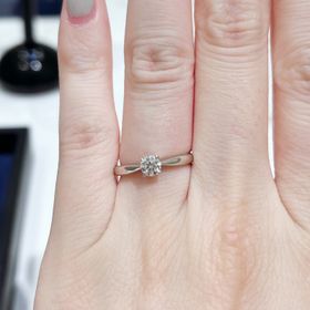 【4℃ BRIDAL(ヨンドシーブライダル)の口コミ】 外資系の婚約指輪によくみられるしっかりとしたデザインに惹かれて試着し…