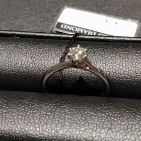 【エクセルコダイヤモンド(EXELCO DIAMOND)の口コミ】 指輪のデザインはカットに自信があるブランドらしく台座に特長があり、ラ…