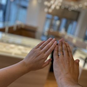 【ringram(リングラム)の口コミ】 試着した時にお互いにしっくりきました。
他のお店ではあまり見ないデザイ…