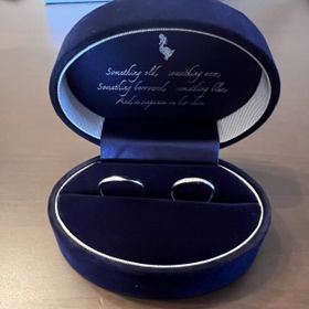 【Something Blue(サムシングブルー)の口コミ】 シンプルなデザインのものを探しておりましたが、その中でもウェーブやダ…