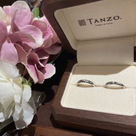 【TANZO.(鍛造指輪)の口コミ】 センターにえぐり加工を入れてもらいました。
このえぐりが際立つようにサ…