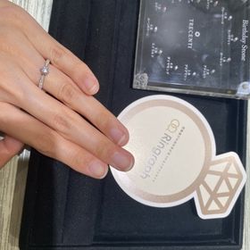 【TRECENTI(トレセンテ)の口コミ】 デザインは、真ん中を絞りダイヤが目立つスタイルでした。カラットは0.25…