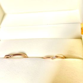 【ケイウノ ブライダル(K.UNO BRIDAL)の口コミ】 二人が手を取り合っているデザインと聞いて決めました。
元々詳しくなくて…