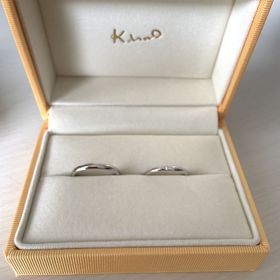 【ケイウノ ブライダル(K.UNO BRIDAL)の口コミ】 シンプルで長く付けていても飽きがこず、アレルギー反応が起きにくいプラ…