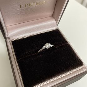【アイプリモ(I-PRIMO)の口コミ】 デザイン、価格がこの指輪にした決め手です。
特別なデートなど、普段使い…