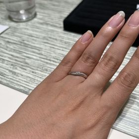 【TRECENTI(トレセンテ)の口コミ】 細かいダイヤがラインで入っていて、真ん中にはサイズが違うダイヤがある…