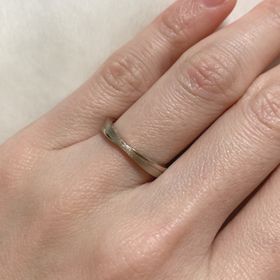 【Antille(アンティール)の口コミ】 見た目はシンプルで、でも遊び心がある指輪が良かったので、色々なアイデ…