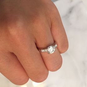 【ハリー・ウィンストン(Harry Winston)の口コミ】 ハリーウィンストンの指輪をすることにずっと前から憧れていたので、こち…