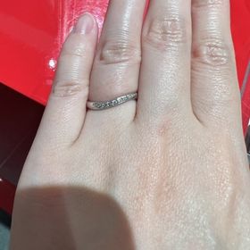 【AFFLUX(アフラックス)の口コミ】 デザインは、ダイヤが少し入っています。派手すぎないけど、少しキラキラ…