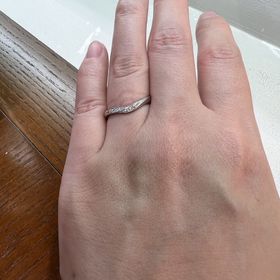 【TRECENTI(トレセンテ)の口コミ】 大きなデザインの婚約指輪と重ね付けして付けれるように、緩めのVデザイン…