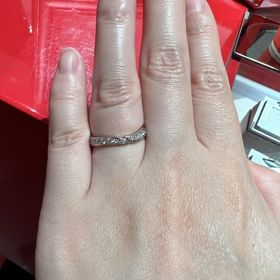 【AFFLUX(アフラックス)の口コミ】 エタニティリング並みにしっかりと、ダイヤが入っています。指のコンプレ…