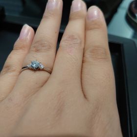 【ラザール ダイヤモンド(LAZARE DIAMOND)の口コミ】 王道だけども、すこし可愛らしさを出したイメージです。
左右の石のお陰で…