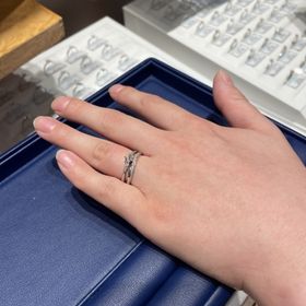 【銀座ダイヤモンドシライシの口コミ】 ウェーブのデザインが他になく、オシャレで、年を重ねても使えそうなとこ…