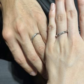 【エクセルコダイヤモンド(EXELCO DIAMOND)の口コミ】 細めでウェーブ型のリングを探していました。試着した瞬間からダイヤモン…