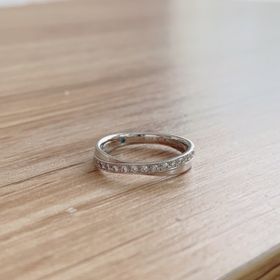 【ヴァンドーム青山(VENDOME AOYAMA)の口コミ】 私は指が短いので少しでも長く見えるデザインにしました。また、石が多い…