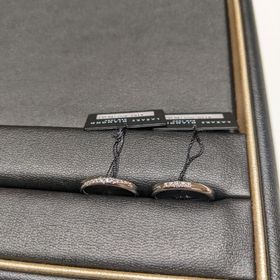 【ラザール ダイヤモンド(LAZARE DIAMOND)の口コミ】 第一印象はリングの色がとても重厚感があり素敵だと思いました。プラチナ…