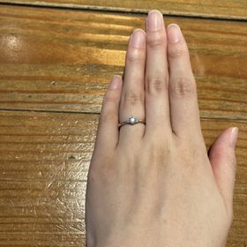 【アイプリモ(I-PRIMO)の口コミ】 両サイドにダイヤが付くデザインを探していました。
ストレートで探してい…