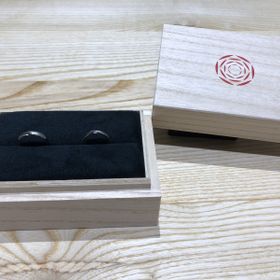 【出雲結(いずもゆい)の口コミ】 デザインは大きく分けて8種類ですが、素材だけでなく表面仕上げや石の色な…