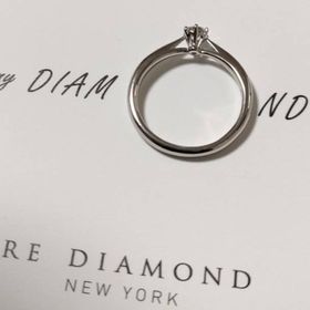 【ラザール ダイヤモンド(LAZARE DIAMOND)の口コミ】 指輪のデザインに込められた意味合いがとてもよいと感じたため、このデザ…