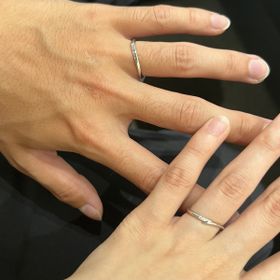 【アイプリモ(I-PRIMO)の口コミ】 シンプルながらもウェーブがとても綺麗だったので、こちらの指輪に決定さ…