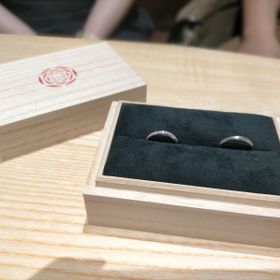 【出雲結(いずもゆい)の口コミ】 デザインが魅力的であり、要望に対応いただけ、2人が思い描いていた指輪と…