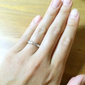 【ティファニー(Tiffany & Co.)の口コミ】 真ん中が少し下に下がっているデザインで、この指輪とダイヤモンドがつい…