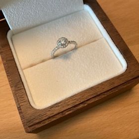 【Ponte Vecchio(ポンテヴェキオ)の口コミ】 こちらの指輪は、お店で人気の婚約指輪「ブーケ」というデザインのもので…