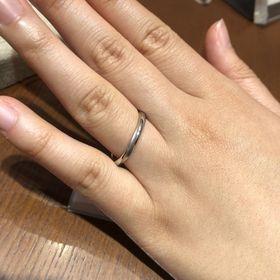 【TRECENTI(トレセンテ)の口コミ】 【指輪のテイストデザインについて】
シンプルな物が多く、どの年代でも付…