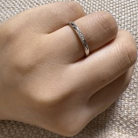 【GALA JEWELRY(ガラジュエリー)の口コミ】 石が３つ入っており、シンプルですが、しっかり存在感のあるデザインが気…