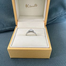 【ケイウノ ブライダル(K.UNO BRIDAL)の口コミ】 奥さんがネットで調べて、メインのダイヤの両側に小さなダイヤがつくデザ…