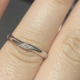 【銀座ダイヤモンドシライシの口コミ】 ダイヤモンドの輝きがすごかったです。
ウェーブデザインで、指を細く見せ…