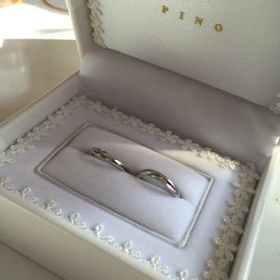 【宝寿堂(ほうじゅどう)の口コミ】 仕事柄、シンプルなものを希望していました。
また、婚約指輪ともセットで…