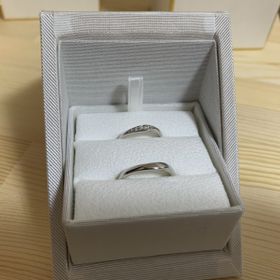 【ENUOVE(イノーヴェ)の口コミ】 別で売られている婚約指輪にぴったりと合う形になっています。重ね付けす…