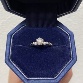 【銀座ダイヤモンドシライシの口コミ】 スタッフさんにメレダイヤ付きのデザインが好みと伝え、こちらとブーケシ…