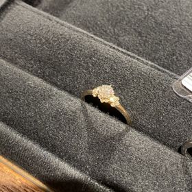 【AbHeri(アベリ)の口コミ】 ゴールドとシルバーの2色あり、ゴールドは特にアンティーク調のデザインが…