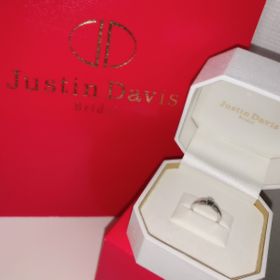 【Justin Davis Bridal(ジャスティンデイビスブライダル)の口コミ】 元々好きなブランドだったので、こちらで購入を検討していたところ、デザ…