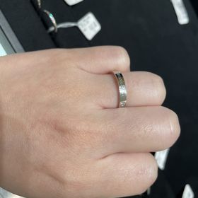 【ティファニー(Tiffany & Co.)の口コミ】 ティファニー&Co.バンドリングです。
ティファニーのロゴが入っている…