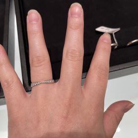 【ティファニー(Tiffany & Co.)の口コミ】 ティファニーのハーモニーバンドリングです。
たくさんのダイヤが敷き詰め…