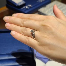 【銀座ダイヤモンドシライシの口コミ】 リングが太いと指輪が目立ちすぎてしまうため、少し細めのリングを選びま…