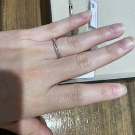【輪-RIN-の口コミ】 水の流れをイメージしたリングだそうです。
ダイヤモンドが水の流れのよう…