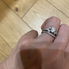 【ラザール ダイヤモンド(LAZARE DIAMOND)の口コミ】 カーブしている面の上側にも下側にもダイヤモンドがついているところが気…