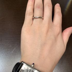 【TRECENTI(トレセンテ)の口コミ】 リング自体はストレートで定番な形ですが、控えめにダイヤが入っており、…