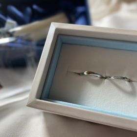 【Disney Cinderella(ディズニー シンデレラ)の口コミ】 新婦側の指輪は緩やかなウェーブのデザインとブルーダイヤの主張しすぎな…