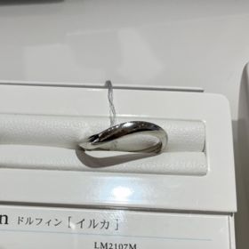 【LUCIE(ルシエ)の口コミ】 強めのウェーブが印象的なリングです。適度な幅があり、男性らしさがしっ…