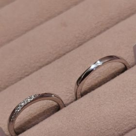 【TRECENTI(トレセンテ)の口コミ】 女性のリングはダイヤが15石付いていて輝きがあるものの派手すぎず、その…