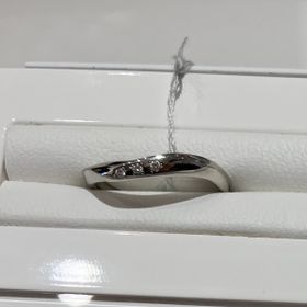 【LUCIE(ルシエ)の口コミ】 ３つ並んだダイヤモンドがキラキラと光り、華やかすぎず、地味にも見えな…