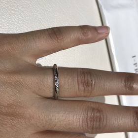 【アイプリモ(I-PRIMO)の口コミ】 素材はプラチナです。ストレートに斜めのダイヤモンドが入った物を選びま…