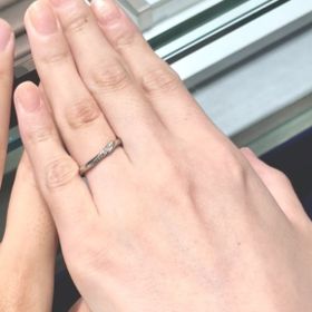 【アイプリモ(I-PRIMO)の口コミ】 綺麗なウェーブのラインのため、指をスッキリと見せてくれる指輪です。
ダ…