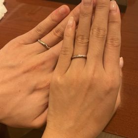 【TRECENTI(トレセンテ)の口コミ】 ストレートのタイプの指輪でした。
女性のものにはダイヤモンドが5粒入っ…