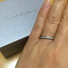 【STAR JEWELRY(スタージュエリー)の口コミ】 半周埋め込まれたダイヤモンドの輝きが本当に素敵で、それでいて変に主張…